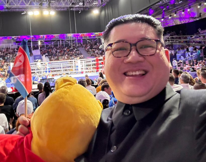 하워드 X가 파리 올림픽 폐회식에 김 위원장의 모습으로 ‘곰돌이 푸’ 인형을 들고 참석했다. 하워드 X 소셜미디어(SNS) 캡처