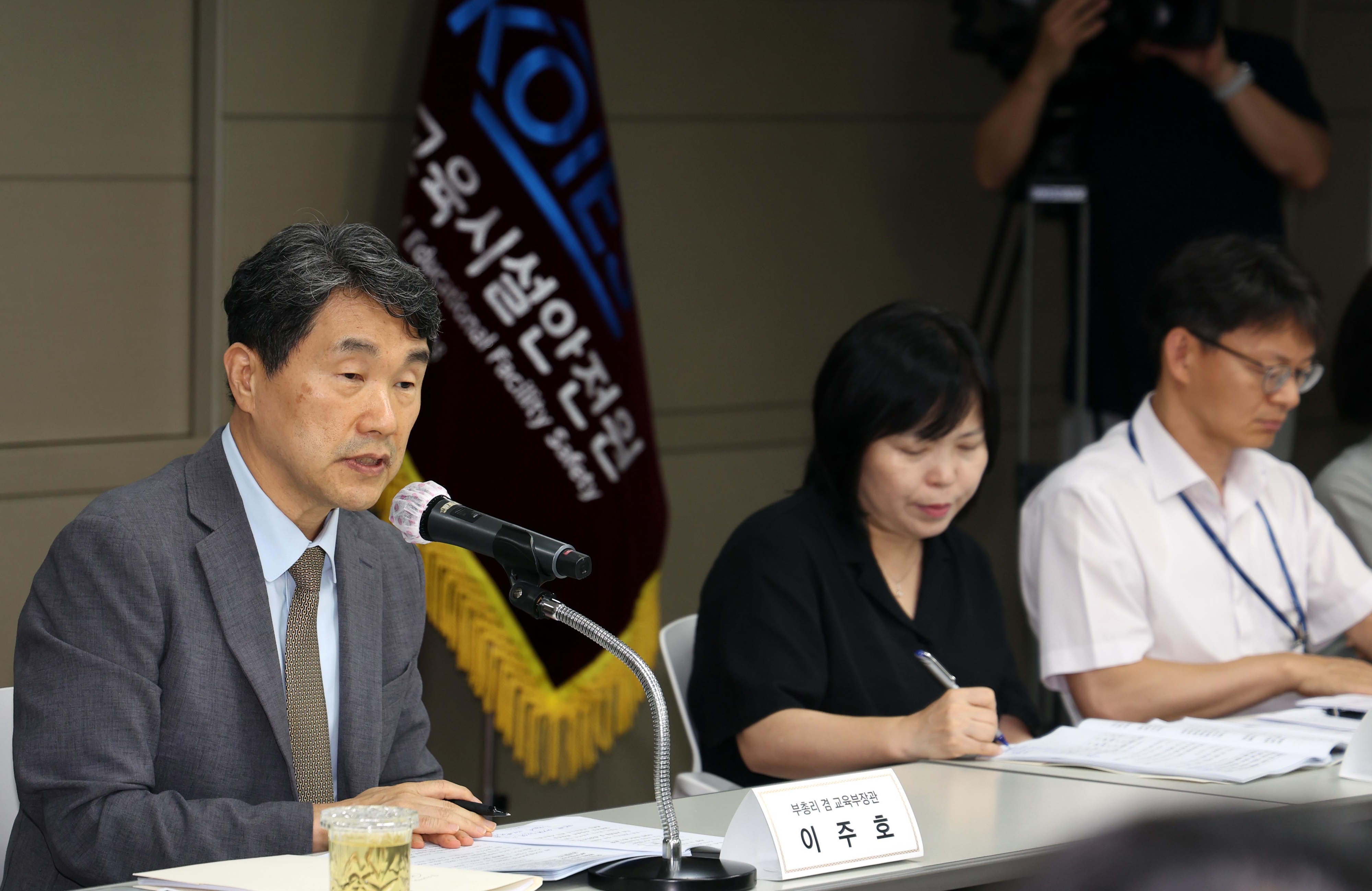 이주호(왼쪽) 부총리 겸 교육부 장관이 12일 오후 서울 여의도 한국교육시설안전원에서 열린 기자간담회에서 의대증원 등 현안 관련 취재진의 질문에 답변하고 있다.  뉴시스