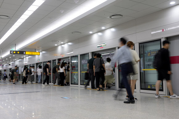 ‘별내선 첫 출근길’ 북적이는 다산역