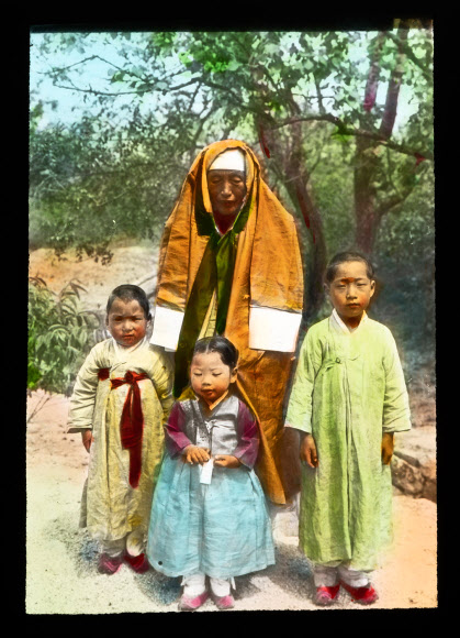 랜턴 슬라이드 ‘장옷입은 할머니와 손주들’