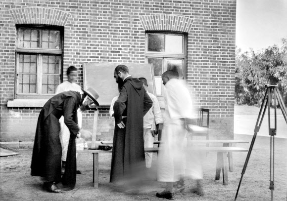 흑백 필름으로 촬영된 ‘카메라에 유리건판을 끼우는 베버 총아빠스’