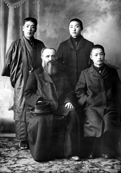 유리건판으로 촬영된 ‘빌렘 신부와 안중근의 형제들’