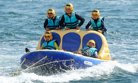 ‘제12회 대한민국 국제해양레저위크’가 부산 수영구 광안리해수욕장 일원에서 열리고 있는 가운데 12일 해양레저 체험에 참가한 학생들이 수상 놀이기구를 타며 즐거운 시간을 보내고 있다. 2024.8.12. 연합뉴스