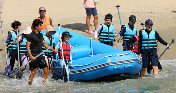 ‘제12회 대한민국 국제해양레저위크’가 부산 수영구 광안리해수욕장 일원에서 열리고 있는 가운데 12일 해양레저 체험에 참가한 학생들이 래프팅보트를 타며 즐거운 시간을 보내고 있다, 2024.8.12. 연합뉴스