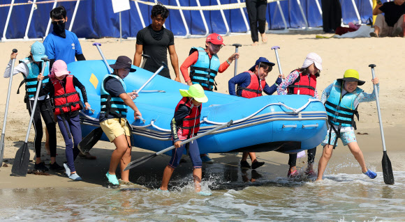 ‘제12회 대한민국 국제해양레저위크’가 부산 수영구 광안리해수욕장 일원에서 열리고 있는 가운데 12일 해양레저 체험에 참가한 학생들이 래프팅보트를 타며 즐거운 시간을 보내고 있다, 2024.8.12. 연합뉴스