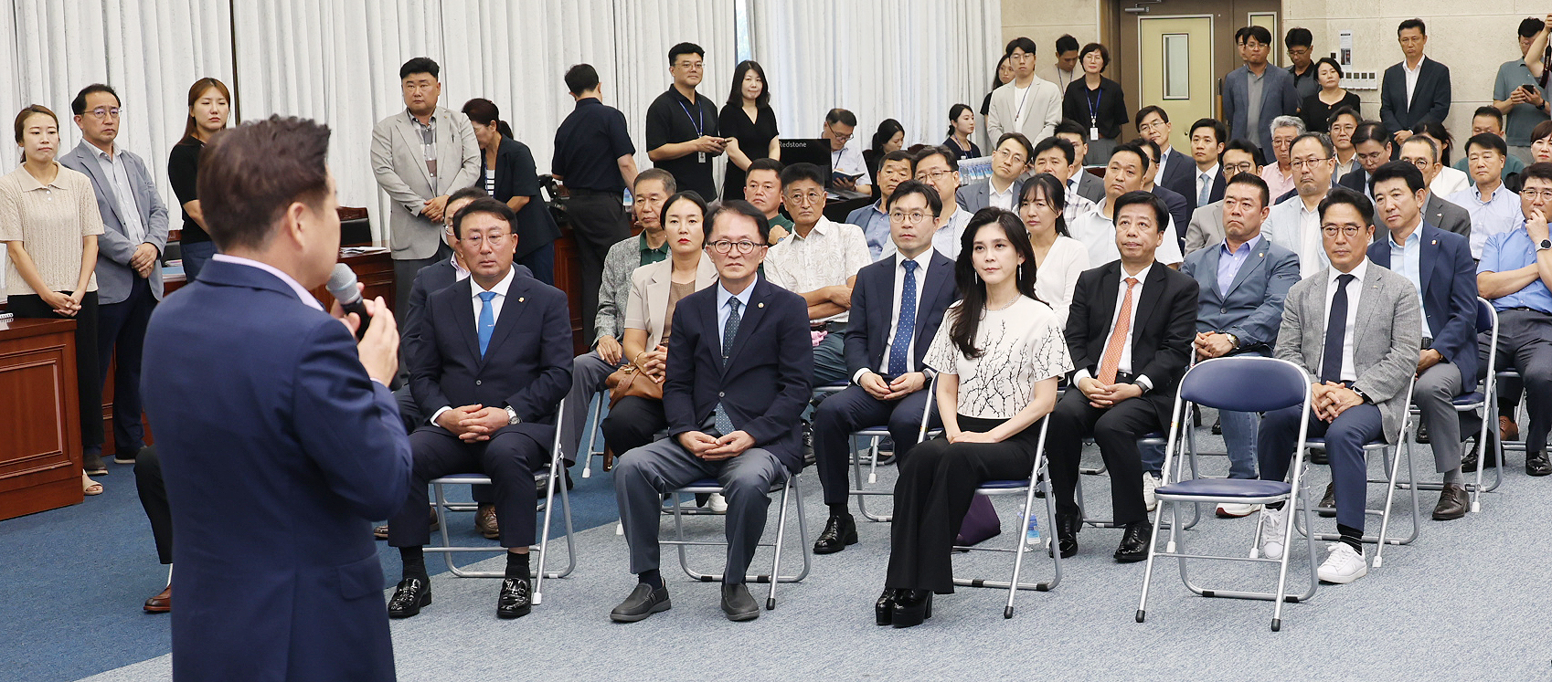 12일 오후 제주도청 탐라홀에서 열린 ‘제주와의 약속’ 캠페인에서 오영훈 제주지사가 인사말을 하고 있다. ‘제주와의 약속’ 캠페인은 제주도민과 관광사업체가 보전·공존·존중의 약속을 전하는 민·관 협력 실천 약속 캠페인이다. 2024.8.12 연합뉴스