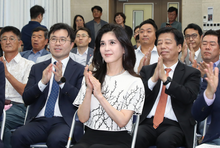 이부진 호텔신라 사장이 12일 오후 제주도청 4층 탐라홀에서 열린 ‘제주와의 약속’ 숙박분야 실천 결의대회에 참석해 박수를 치고 있다. 제주도에 따르면 올해 6월 기준 도내 숙박업소 가운데 총 307곳(휴업 21, 폐업 286)의 2519객실(휴업 1096, 페업 1423)이 문을 닫거나 휴업 중인 것으로 파악됐다. 2024.08.12. 뉴시스