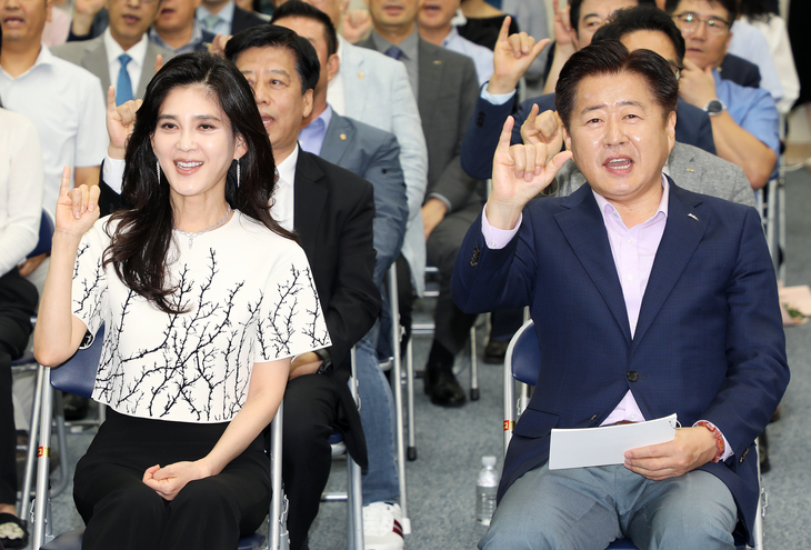 오영훈 제주특별자치도지사와 이부진 호텔신라 사장이 12일 오후 제주도청 탐라홀에서 열린 ‘숙박분야 제주와의 약속 실천 한마음 결의대회’에 참석하고 있다. ‘제주와의 약속’은 제주관광의 혁신적 전환을 위해 제주도민과 관광사업체가 보전·공존·존중을 약속하는 민관 협력 실천 캠페인이다. 2024.8.12 뉴스1