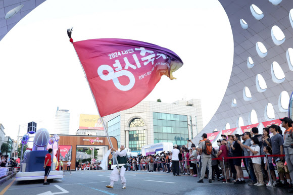 지난 12일 대전 중앙로 일원에서 대전 0시 축제 퍼레이드가 펼쳐지고 있다. 이번 축제는 오는 17일까지 이어진다. 2024.8.13. 대전시 제공