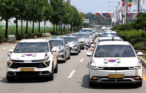 송파구청이 송파모범운전자회와 함께 13일 오전 서울 송파구 올림픽공원 인근에서 ‘호국영웅택시 카퍼레이드’를 열고 있다. 2024.8.13. 연합뉴스