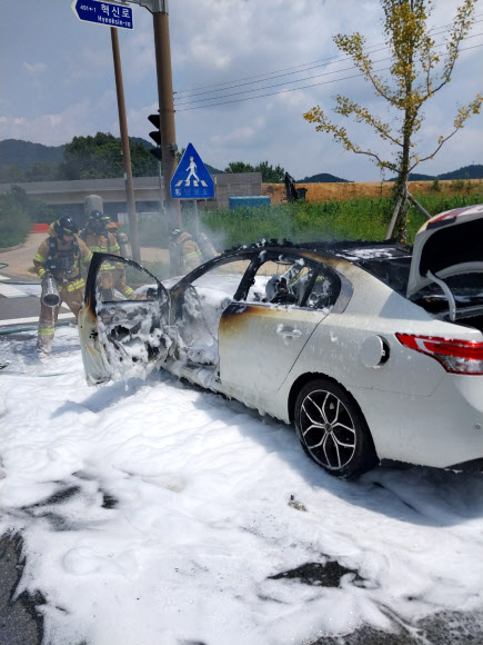13일 오후 1시 10분께 전남 나주시 산포면 신도리 신도교차로를 주행하던 승용차에서 불이 나 소방 당국이 진화하고 있다. 2024.8.13  전남 나주소방서 제공
