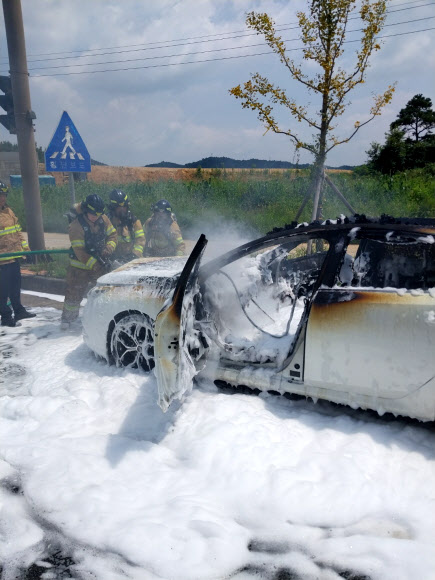 13일 오후 1시 10분께 전남 나주시 산포면 신도리 신도교차로를 주행하던 승용차에서 불이 나 소방 당국이 진화하고 있다. 2024.8.13  전남 나주소방서 제공