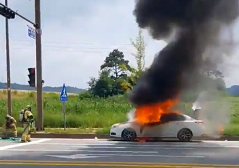 13일 오후 1시 10분께 전남 나주시 산포면 신도리 신도교차로를 주행하던 승용차에서 불이 나 소방 당국이 진화하고 있다. 2024.8.13  전남 나주소방서 제공