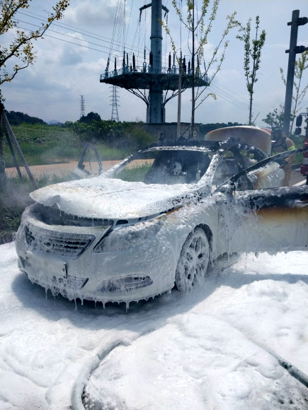 13일 오후 1시 10분께 전남 나주시 산포면 신도리 신도교차로를 주행하던 승용차에서 불이 나 소방 당국이 조사하고 있다. 2024.8.13  전남 나주소방서 제공