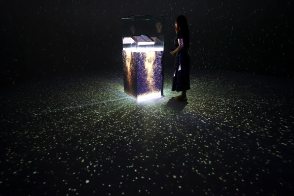 13일 오후 서울 중구 DDP에서 간송미술관 미디어 전시 ‘구름이 걷히니 달이 비치고 바람 부니 별이 빛난다’ 간담회 참석자가 전시를 둘러보고 있다. 2024.8.13. 연합뉴스