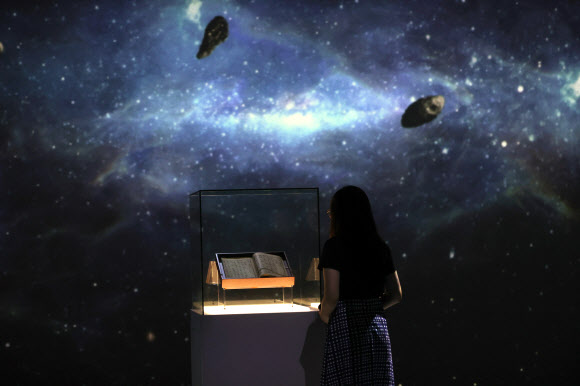 13일 오후 서울 중구 DDP에서 간송미술관 미디어 전시 ‘구름이 걷히니 달이 비치고 바람 부니 별이 빛난다’ 간담회 참석자가 전시를 둘러보고 있다. 2024.8.13. 연합뉴스