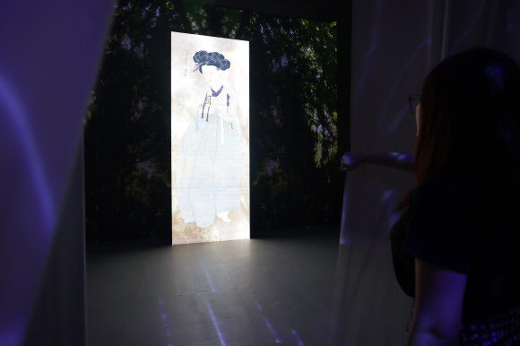 13일 오후 서울 중구 DDP에서 간송미술관 미디어 전시 ‘구름이 걷히니 달이 비치고 바람 부니 별이 빛난다’ 간담회 참석자가 전시를 둘러보고 있다. 2024.8.13. 연합뉴스