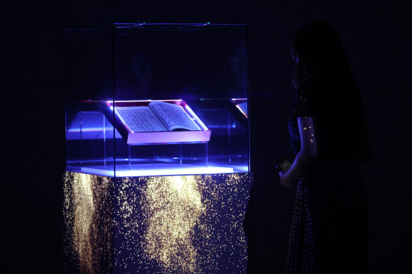 13일 오후 서울 중구 DDP에서 간송미술관 미디어 전시 ‘구름이 걷히니 달이 비치고 바람 부니 별이 빛난다’ 간담회 참석자가 전시를 둘러보고 있다. 2024.8.13. 연합뉴스