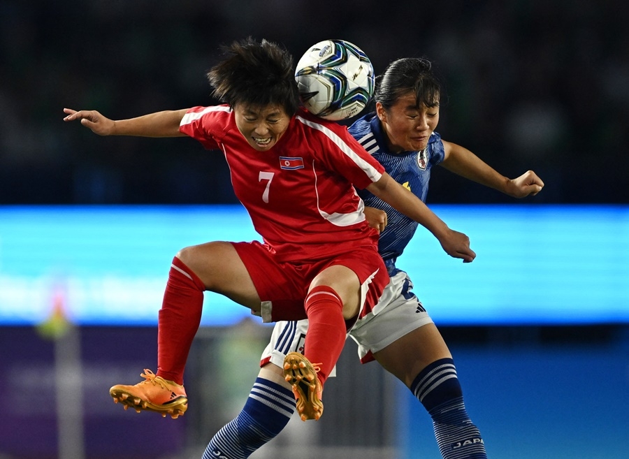 항저우 아시안게임 당시 일본과 경기 중인 북한 여자축구. 연합뉴스 로이터 자료사진.