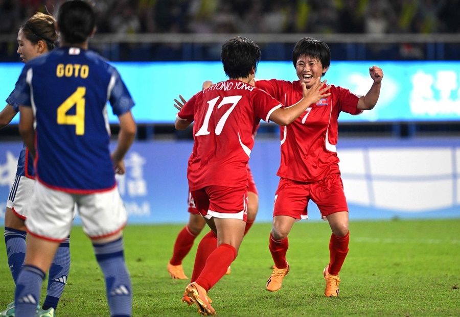 항저우 아시안게임 당시 일본과 경기 중인 북한 여자축구. AFP 연합뉴스 자료사진