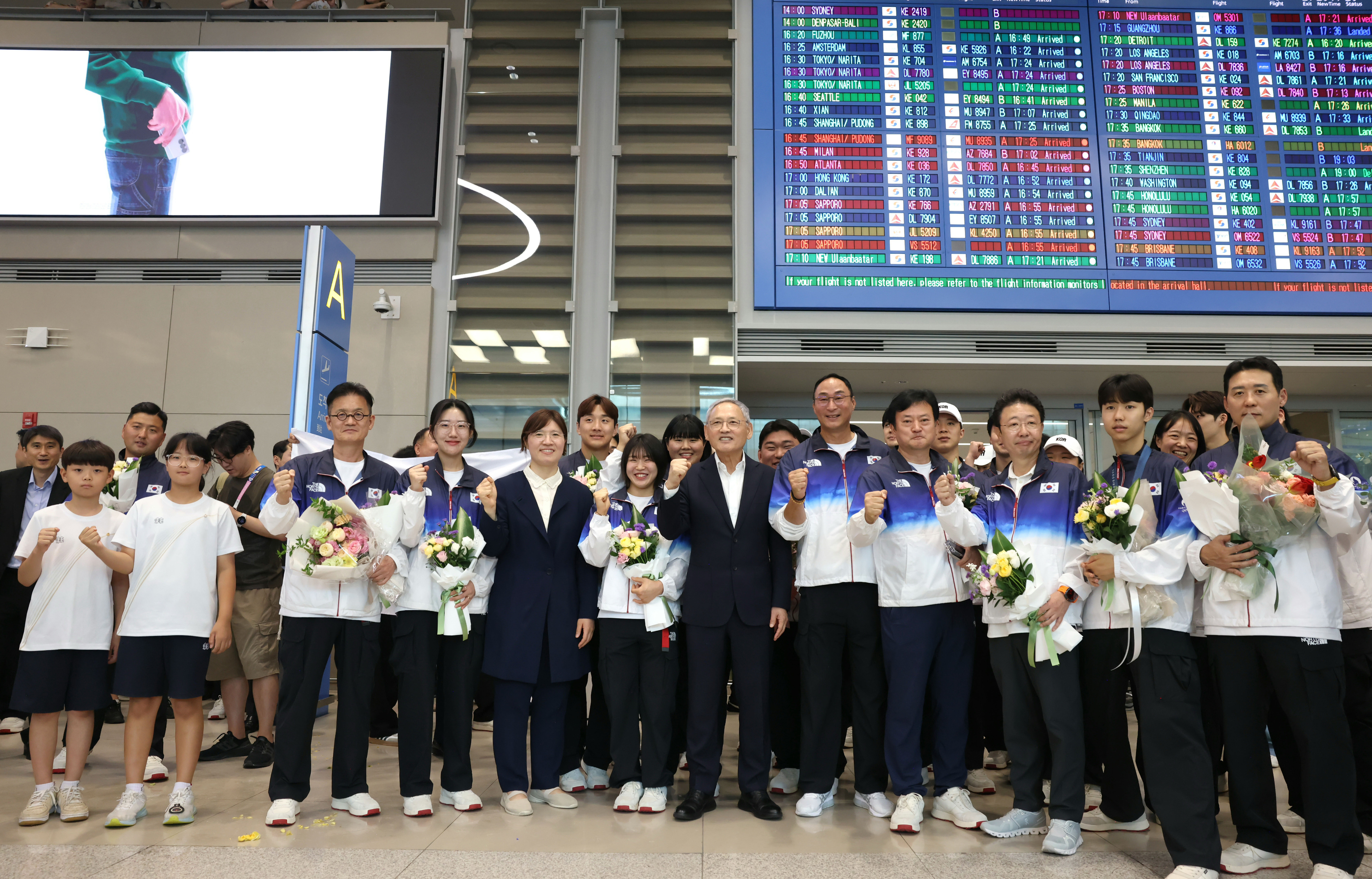 유인촌 문화체육관광부 장관이 13일 인천국제공항 제2터미널에서 입국장에서 열린 2024 파리올림픽대회 선수단 귀국 환영행사에 참석해 선수단을 격려하고 기념 촬영을 하고 있다. 문화체육관광부 제공