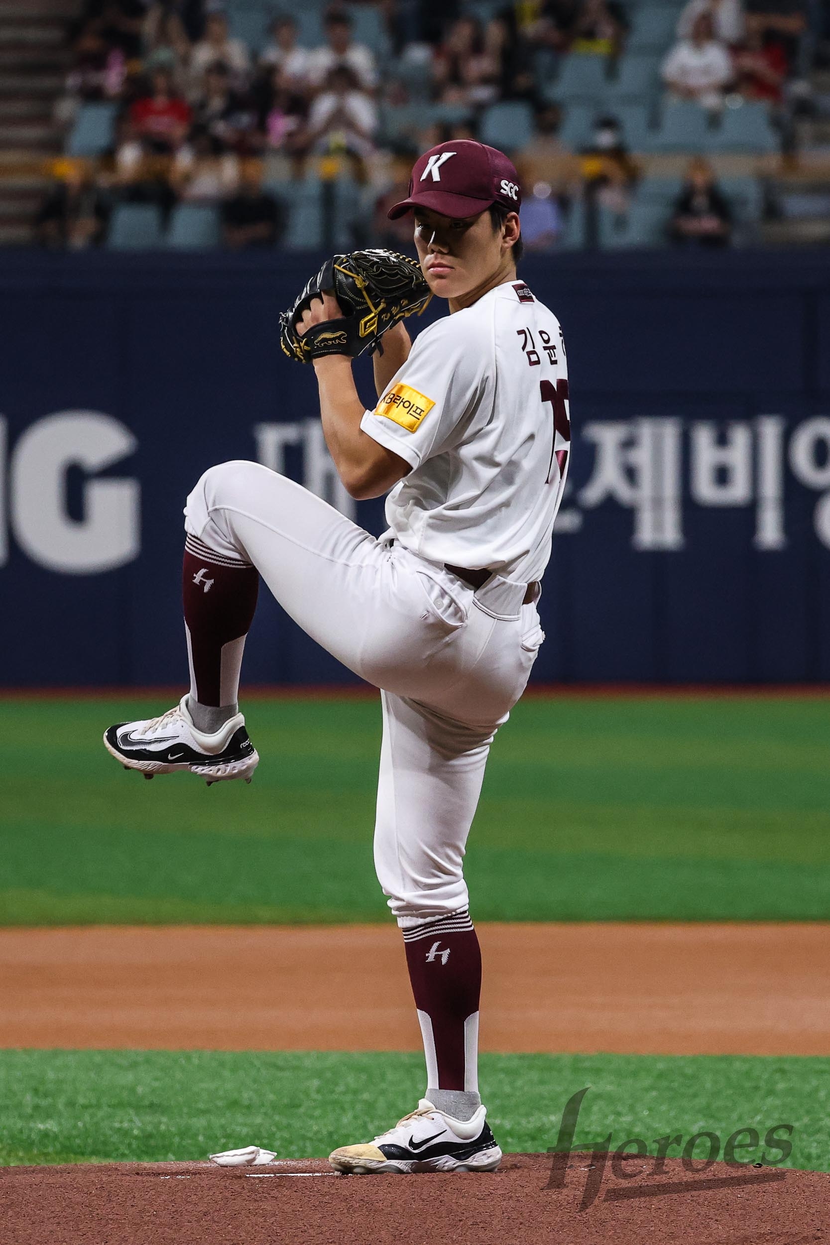 프로야구 키움 히어로즈의 고졸 신인 김윤하가 마운드에서 활력소 역할을 하고 있다. 지난 13일 타선의 지원 부족으로 패한 KIA 타이거즈와의 경기에서도 선발로 나서 7이닝 동안 인상적인 활약을 펼쳤다. 사진은 김윤하의 투구 모습. 키움 히어로즈 제공