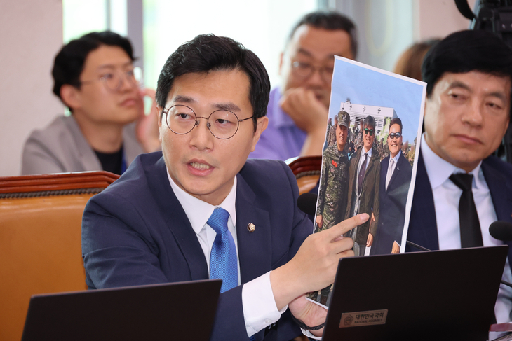 지난달 19일 국회에서 열린 ‘윤석열 대통령 탄핵소추안 발의 요청’ 국민동의 청원 청문회에서 장경태 더불어민주당 의원이 질의하는 모습.  연합뉴스