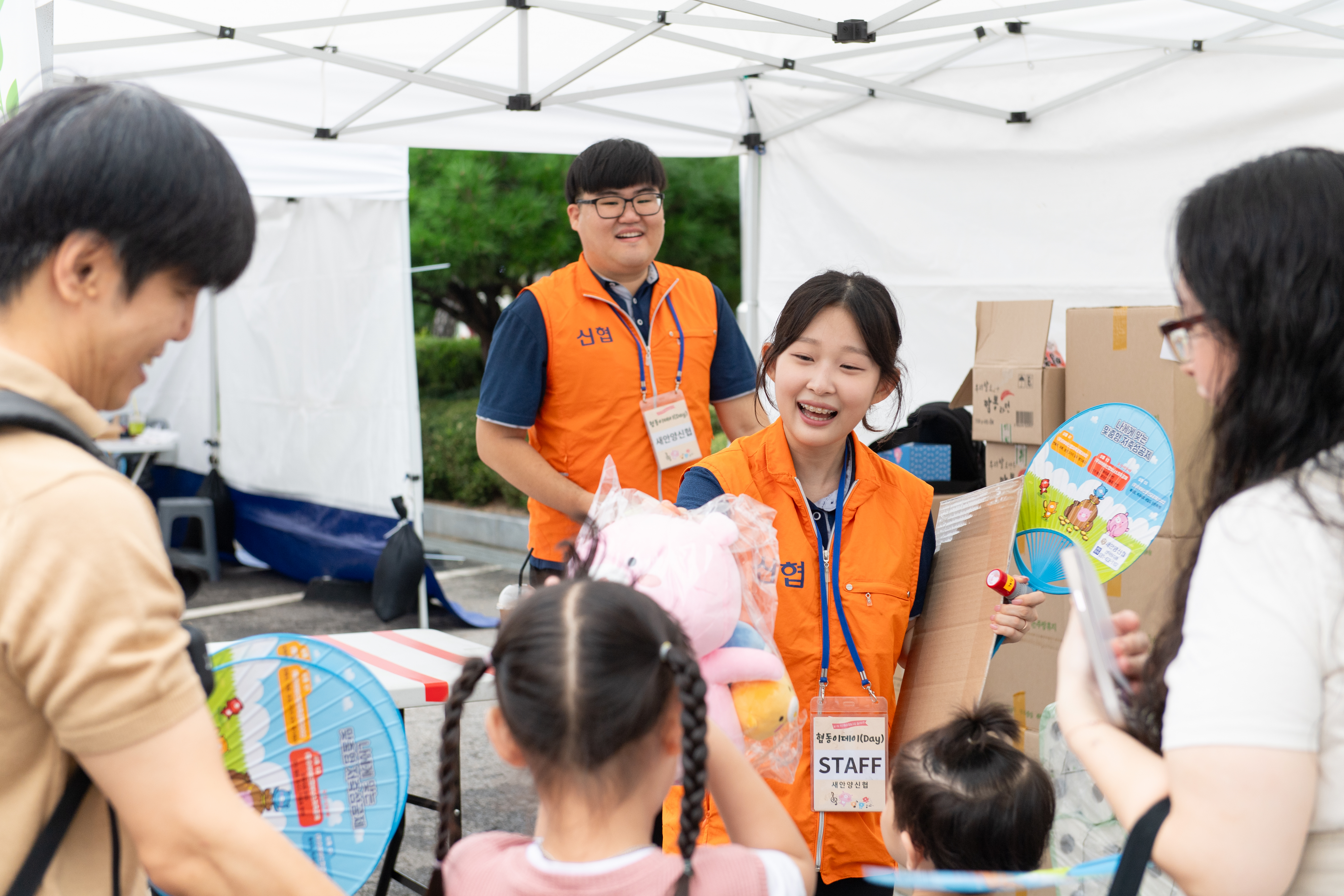 14일 신협 직원들이 아동 경제 멘토링 사업 ‘신협 우리동네 어부바’에서 봉사활동을 하고 있다. 신협중앙회 제공