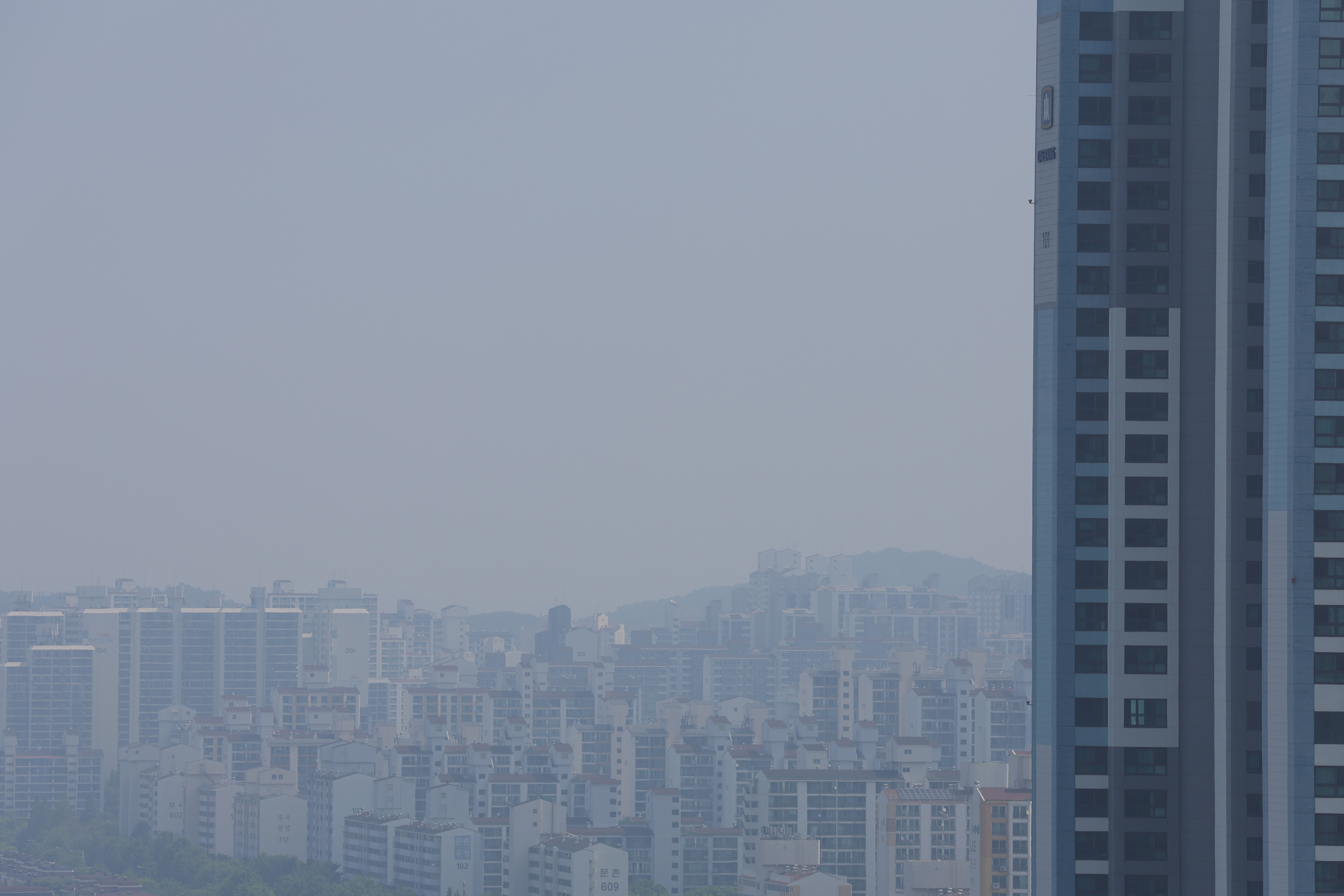 사진은 경기도 고양시 일산 1기 신도시 일대(왼쪽)가 최근 개발된 킨텍스 일대 고층 건물과 대비를 이루는 모습. 2024.5.22. 연합뉴스