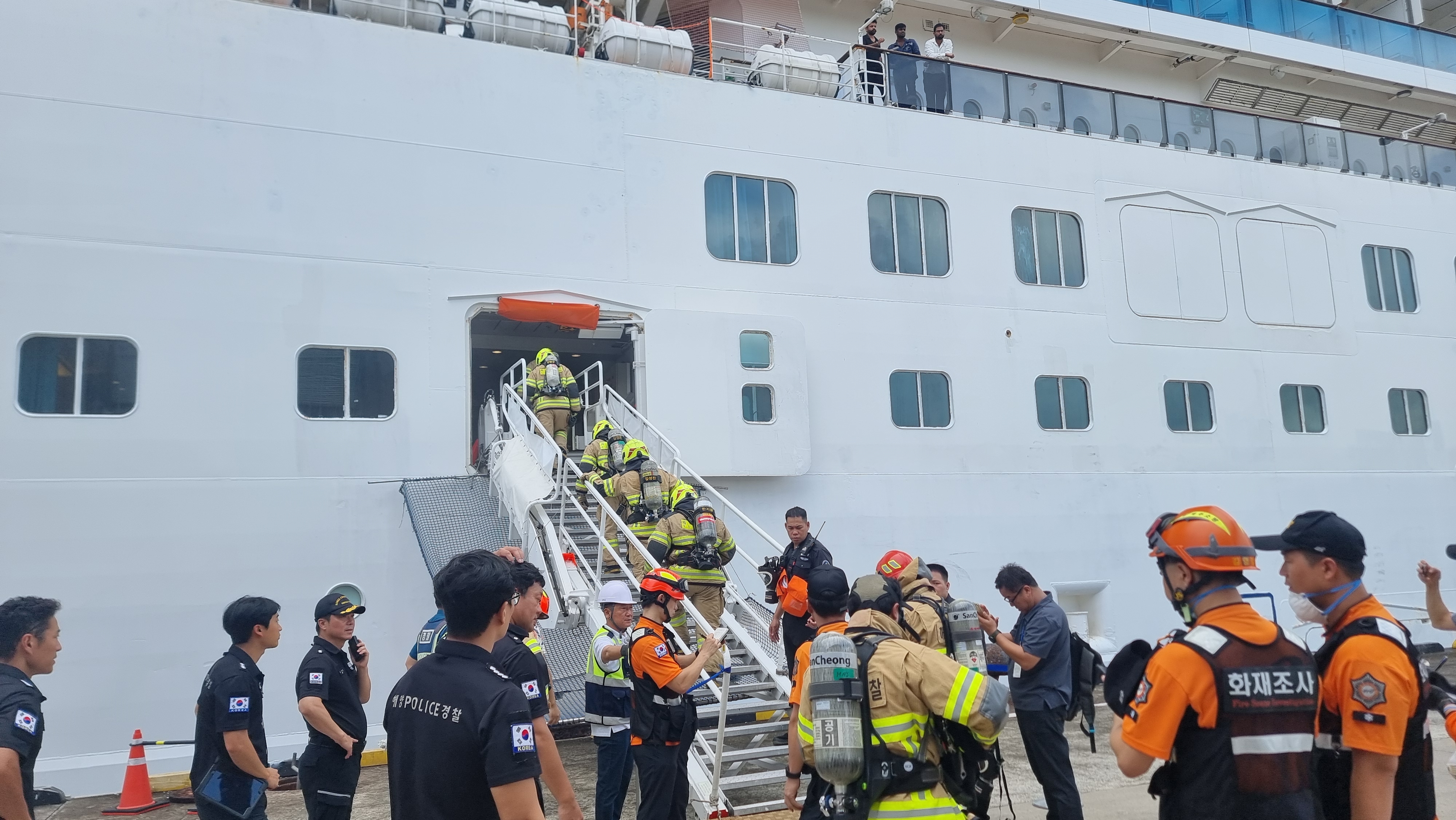 제주도소방안전본부는 14일 오전 제주항에 입항한 크루즈선에서 화재가 발생하자 화재 진압을 하기  위해 배에 진입하고 있다. 이날 화재로 연기를 흡입한 선원 3명이 치료를 받았다. 제주도소방안전본부 제공