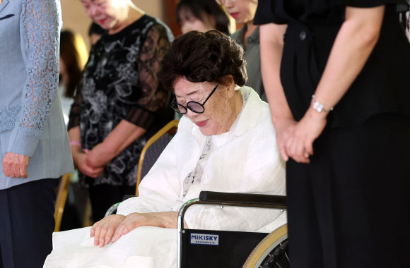 일본군 위안부 피해자인 이용수 할머니가 14일 오전 서울 용산구 백범김구기념관에서 열린 일본군 ‘위안부’ 피해자 기림의 날 기념식에서 묵념하고 있다. 2024.8.14 연합뉴스