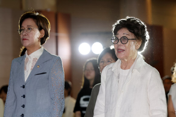 일본군 위안부 피해자인 이용수 할머니가 14일 오전 서울 용산구 백범김구기념관에서 열린 일본군 ‘위안부’ 피해자 기림의 날 기념식에서 애국가를 부르고 있다. 2024.8.14 연합뉴스