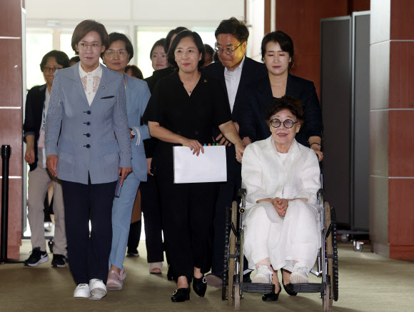 일본군 위안부 피해자인 이용수 할머니가 14일 오전 서울 용산구 백범김구기념관에서 열린 일본군 ‘위안부’ 피해자 기림의 날 기념식에 참석하고 있다. 2024.8.14 연합뉴스