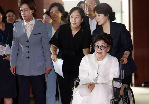 일본군 위안부 피해자인 이용수 할머니가 14일 오전 서울 용산구 백범김구기념관에서 열린 일본군 ‘위안부’ 피해자 기림의 날 기념식에 참석하고 있다. 2024.8.14 연합뉴스