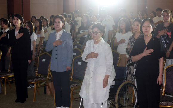 일본군 위안부 피해자인 이용수 할머니가 14일 오전 서울 용산구 백범김구기념관에서 열린 일본군 ‘위안부’ 피해자 기림의 날 기념식에 참석해 국기에 대한 경례를 하고 있다. 2024.8.14 연합뉴스