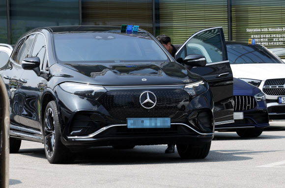 벤츠 전기차 둘러보는 직원