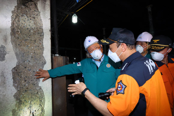 인천 청라 전기차 화재 현장 둘러보는 이상민 장관