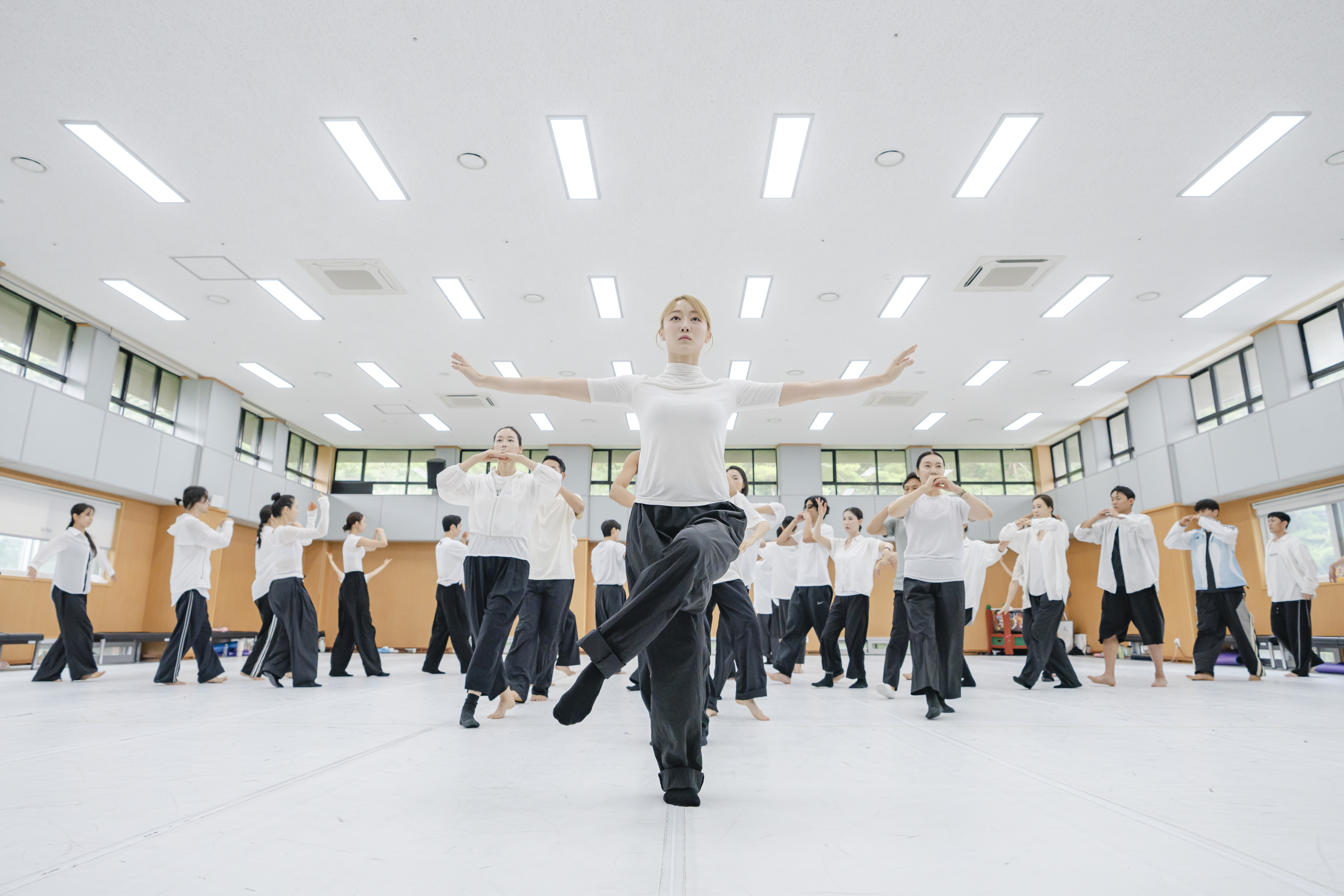 국립무용단 단원들이 지난 8일 연습실에서 신작 ‘행 플러스마이너스(+-)’를 시연하고 있다. 국립무용단 제공