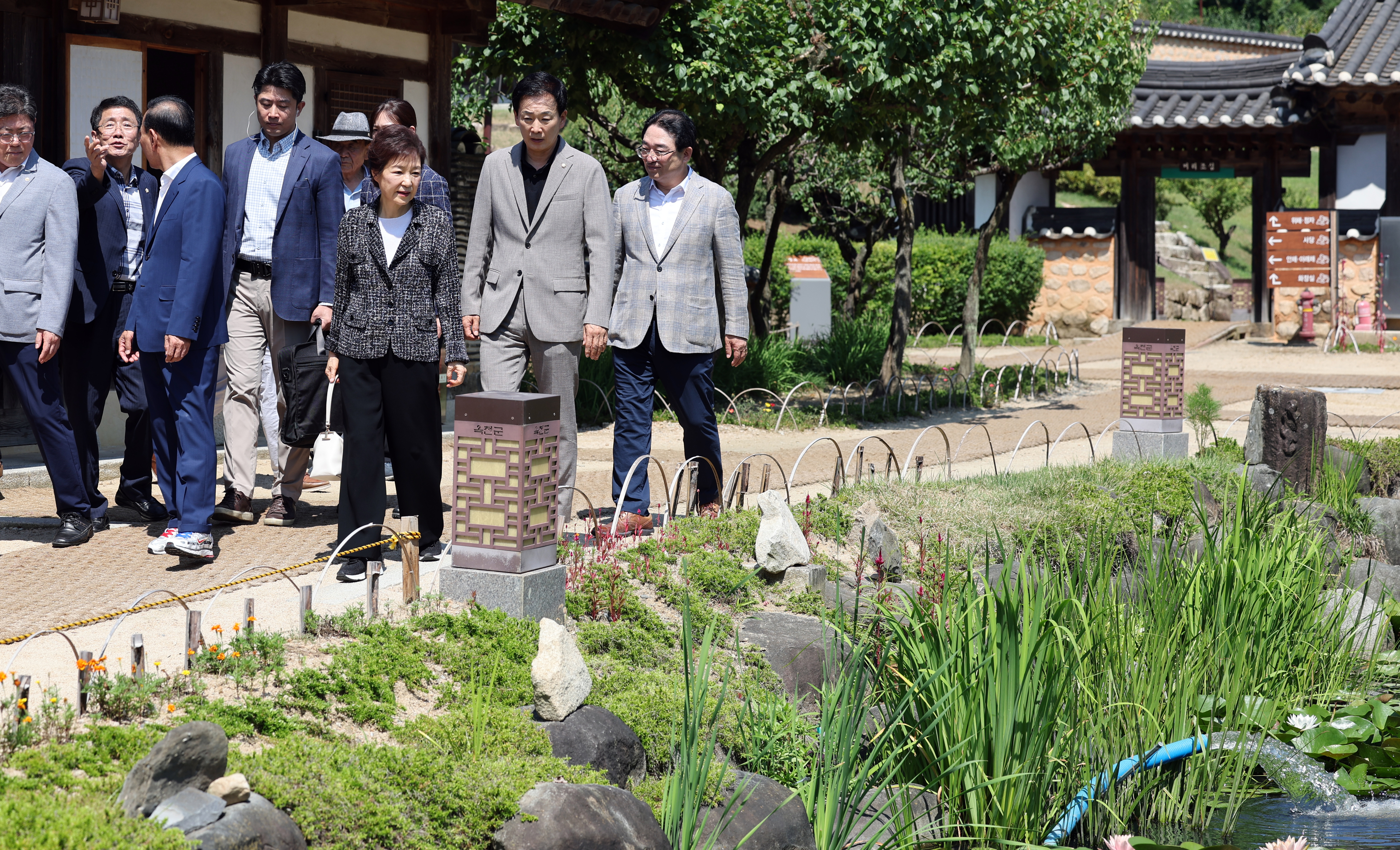 박근혜 전 대통령이 모친인 고(故) 육영수 여사의 서거 50주기를 하루 앞둔 14일 충북 옥천에 있는 어머니 생가를 방문해 둘러보고 있다. 2024.8.14 연합뉴스