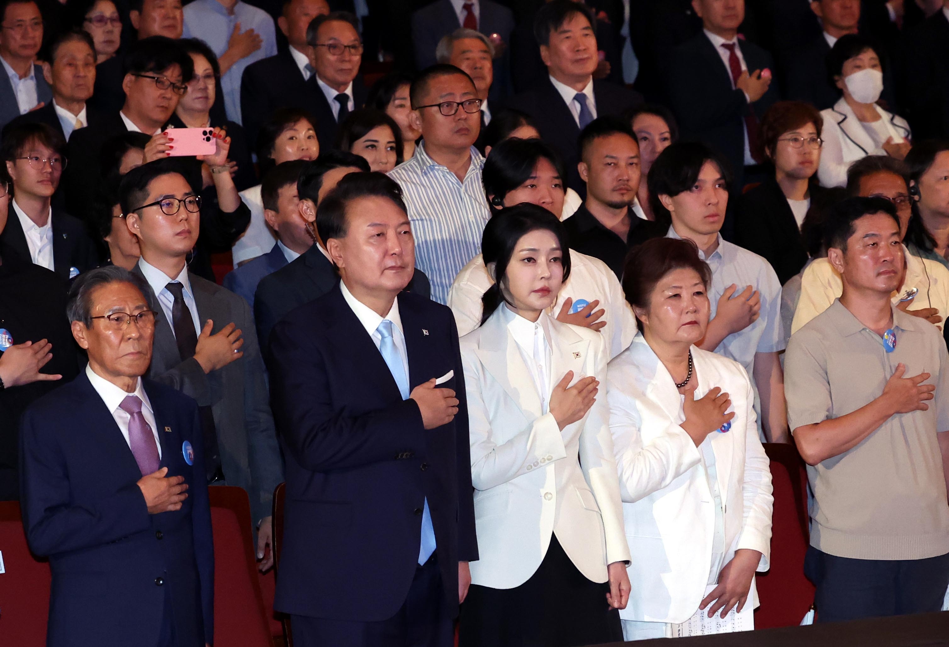 윤석열 대통령과 김건희 여사가 15일 서울 종로구 세종문화회관에서 열린 제79주년 광복절 경축식에서 이동일 순국선열유족회장 등 참석자들과 함께 국기에 대한 경례를 하고 있다. 2024.8.15 대통령실통신사진기자단