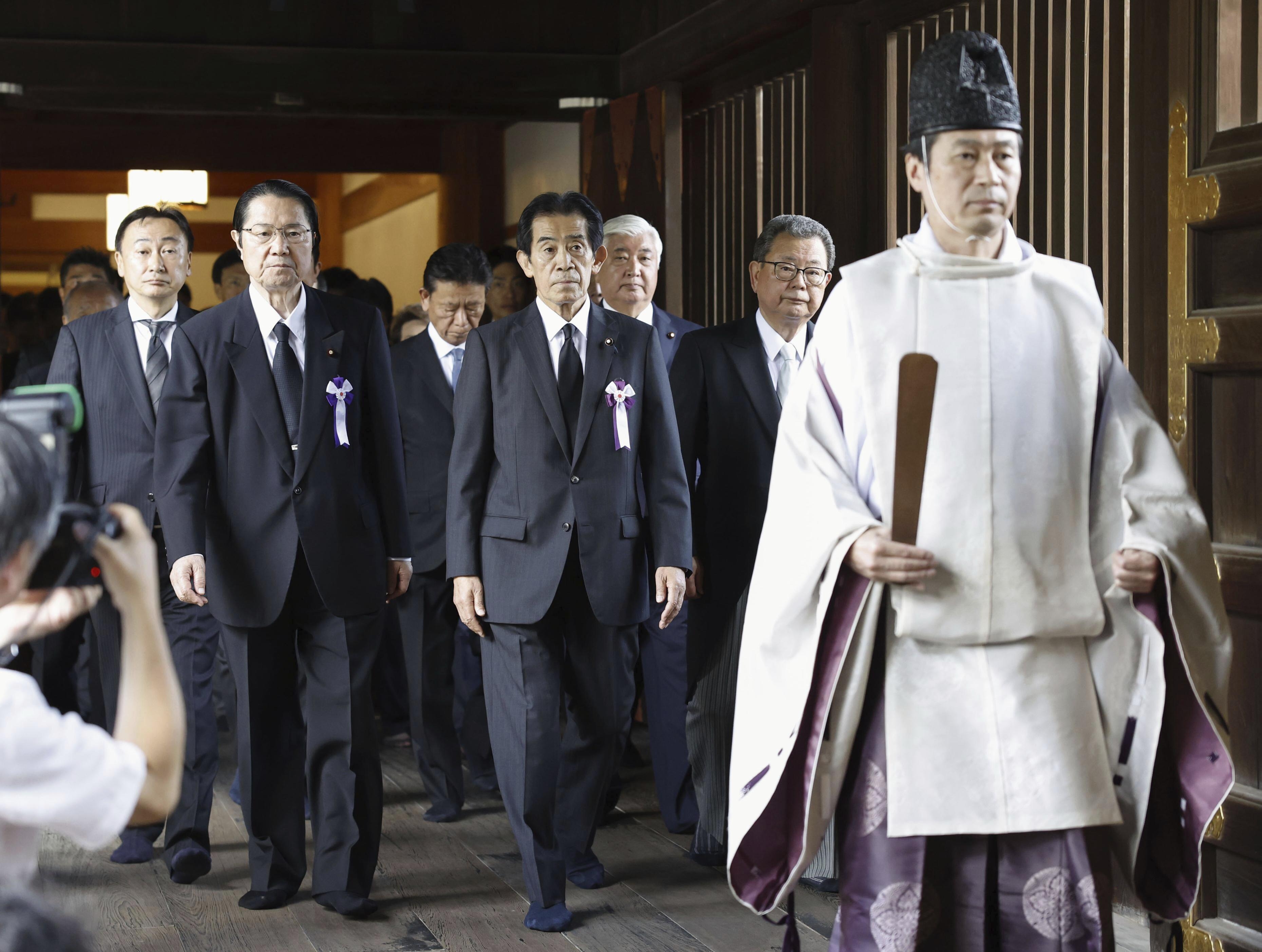 한국의 광복절이자 일본 종전기념일인 15일 일본 의회 초당파 조직인 ‘다 함께 야스쿠니신사에 참배하는 의원 모임’ 소속 70여명이 태평양전쟁 A급 전범이 합사된 야스쿠니신사에서 추모식을 가진 뒤 이동하고 있다. 기시다 후미오 일본 총리는 한국 등 주변국의 반발을 우려해 직접 찾지 않고 마사카키 공물을 봉납하는 것으로 대신했다. 도쿄 AP 연합뉴스