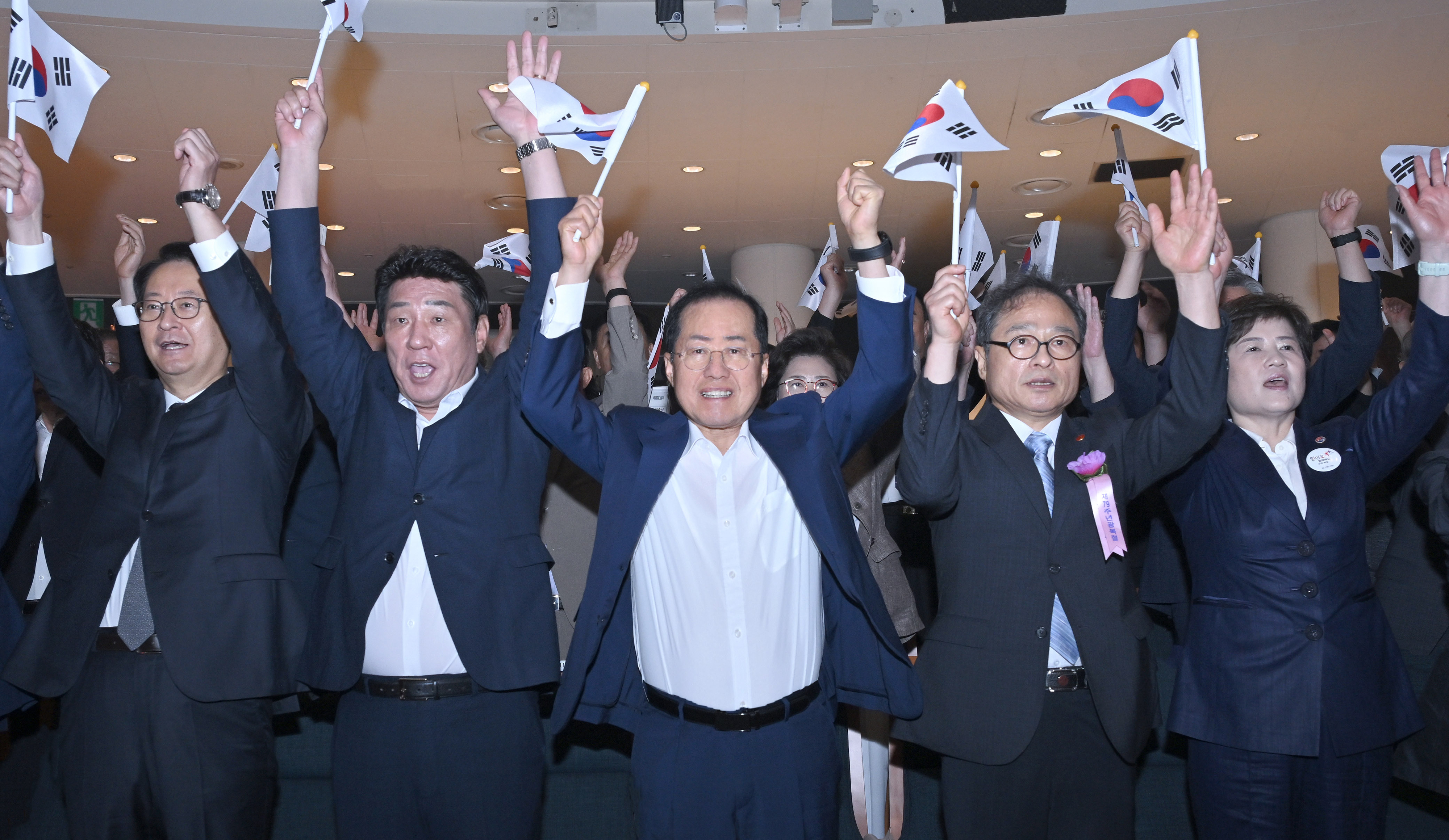 15일 대구 북구 오페라하우스에서 열린 ‘제 79주년 광복절 경축식’에서 최은석·강대식 국민의힘 의원과 홍준표 대구시장, 노수문 광복회 대구시지부장, 강은희 대구시교육감(왼쪽부터) 등이 만세를 외치고 있다. 대구시 제공