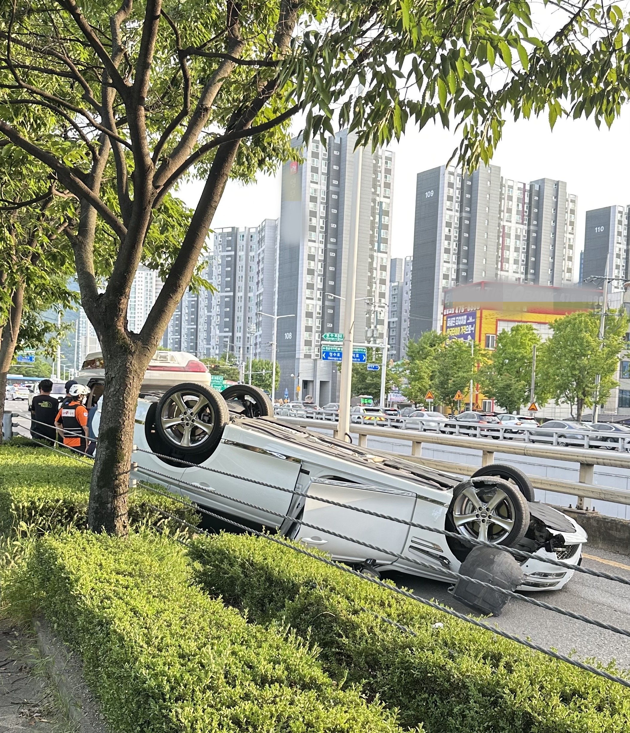 15일 오후 5시48분쯤 대구 남구 봉덕동 중동교에서 신천대로로 진입하던 승용차가 전복됐다. 2024. 8. 15. 독자제공