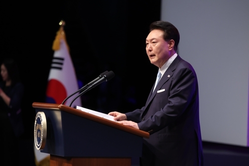 윤석열 대통령이 15일 서울 종로구 세종문화회관에서 열린 제79주년 광복절 경축식에서 경축사를 하며 ‘8.15 통일 독트린’을 발표하고 있다.  연합뉴스