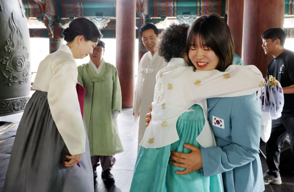 제79주년 광복절인 15일 서울 종로구 보신각에서 열린 제79주년 광복절 기념 타종식에서 한 참석자가 독립운동가 허석 의사의 후손인 유도 국가대표 허미미를 안아주고 있다. 2024.8.15 공동취재