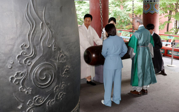 제79주년 광복절인 15일 서울 종로구 보신각에서 열린 제79주년 광복절 기념 타종식에서 오세훈 서울시장과 파리올림픽 유도 은메달리스트인 허미미, 독립유공자의 후손 등이 타종을 하고 있다. 2024.8.15 연합뉴스
