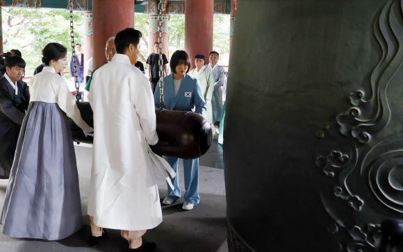 제79주년 광복절인 15일 서울 종로구 보신각에서 열린 제79주년 광복절 기념 타종식에서 오세훈 서울시장과 파리올림픽 유도 은메달리스트인 허미미, 독립유공자의 후손 등이 타종을 하고 있다. 2024.8.15 연합뉴스