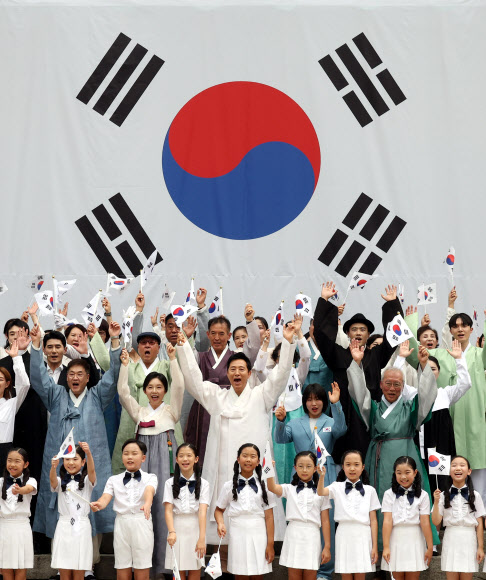 제79주년 광복절인 15일 서울 종로구 보신각에서 열린 제79주년 광복절 기념 타종식에서 오세훈 서울시장과 파리올림픽 유도 은메달리스트인 허미미, 독립유공자의 후손들, 시민 대합창단 등 참석자들이 만세삼창을 하고 있다. 2024.8.15 공동취재