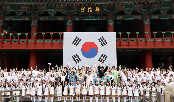 제79주년 광복절인 15일 서울 종로구 보신각에서 열린 제79주년 광복절 기념 타종식에서 오세훈 서울시장과 파리올림픽 유도 은메달리스트인 허미미, 독립유공자의 후손들, 시민 대합창단 등 참석자들이 만세삼창을 하고 있다. 2024.8.15 공동취재