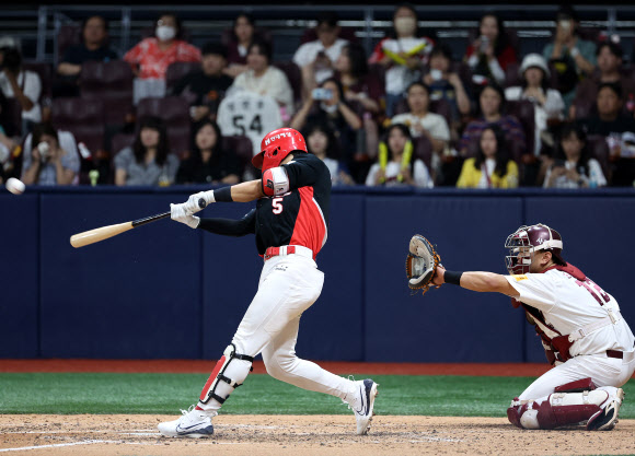 15일 오후 서울 구로구 고척스카이돔에서 열린 프로야구 KIA와 키움의 경기. 5회초 1사 1루 상황에서 KIA 김도영이 투런홈런을 치며 30홈런-30도루 최연소 기록을 달성하고 있다. 2024.8.15  연합뉴스